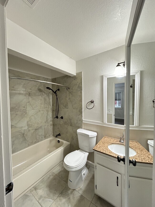 Building Photo - 461 Pamela Dr