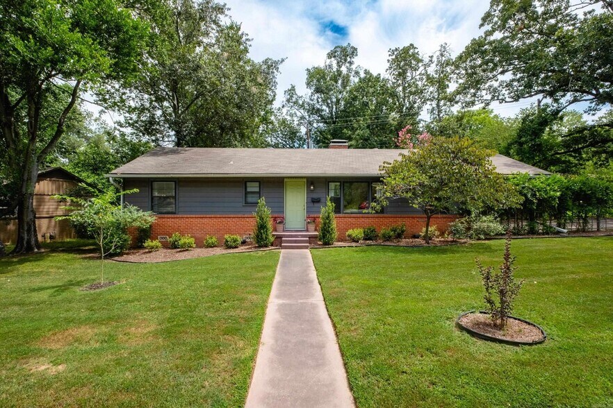 Primary Photo - 2100 Durwood Rd