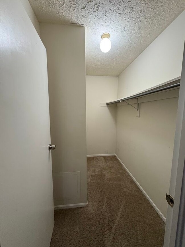 Building Photo - Beautiful and spacious 3 bedroom 2.5 bathroom townhome available for rent
