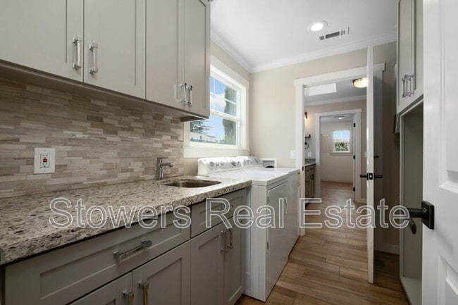 Building Photo - 823 Mohawk Dr