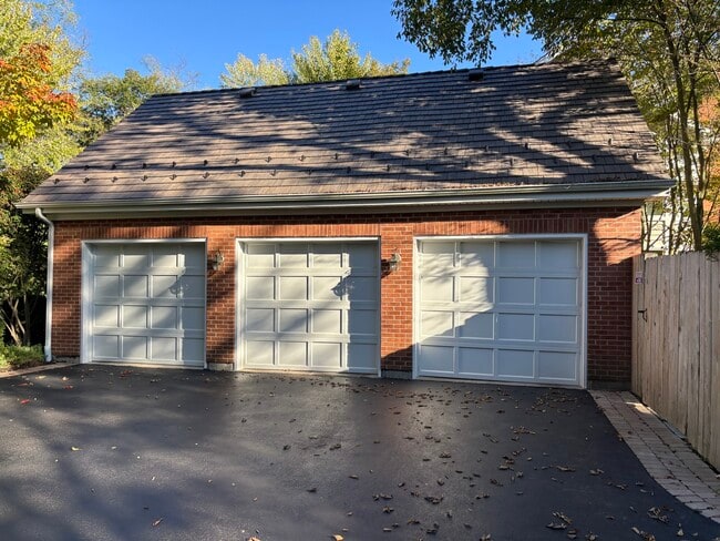 Building Photo - 1021 W Old Ml Rd