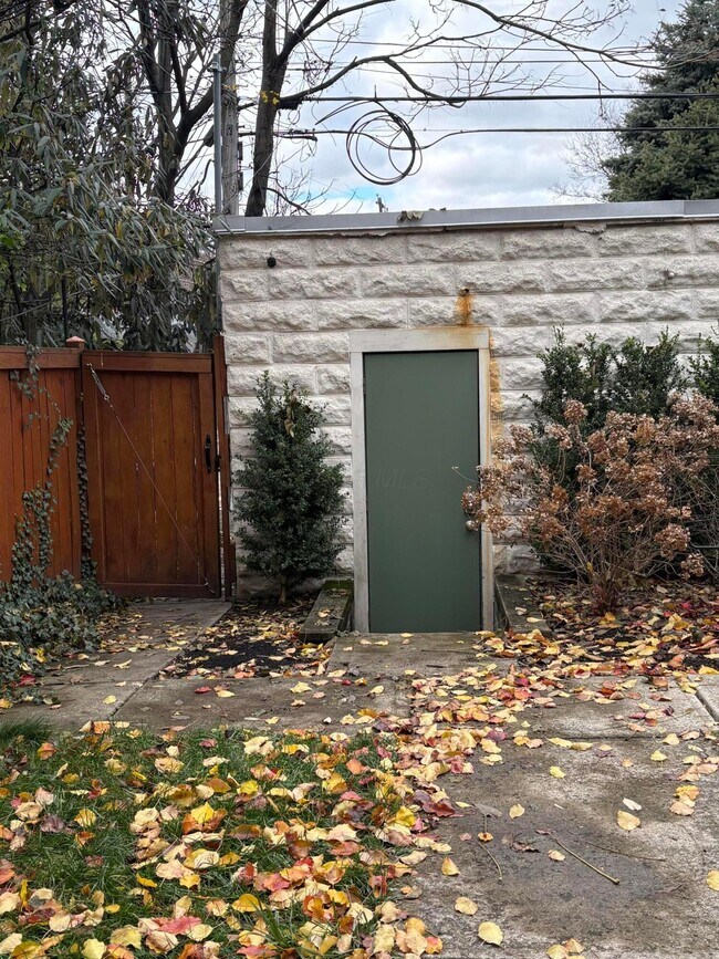 Building Photo - 815 Neil Ave