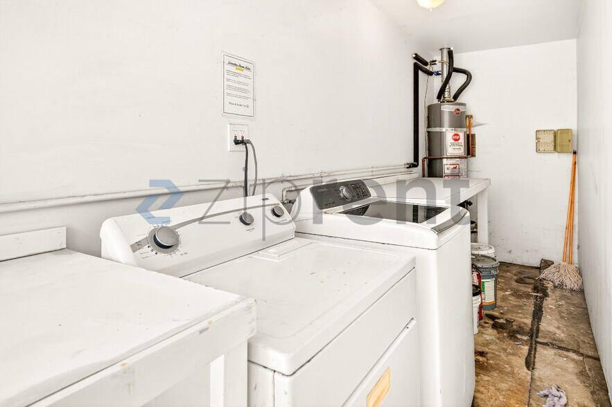 Building Photo - 1544 Stanley Ave