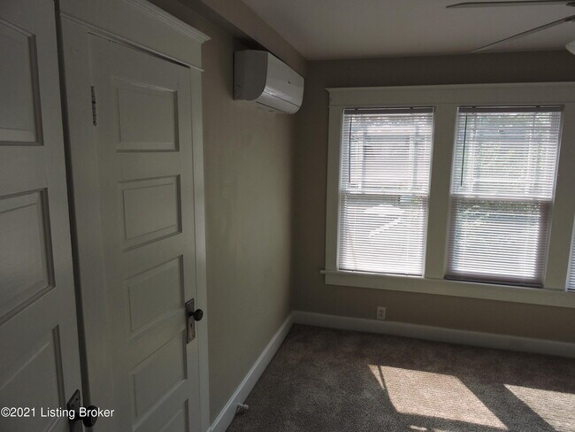 Building Photo - 670 N Barbee Way