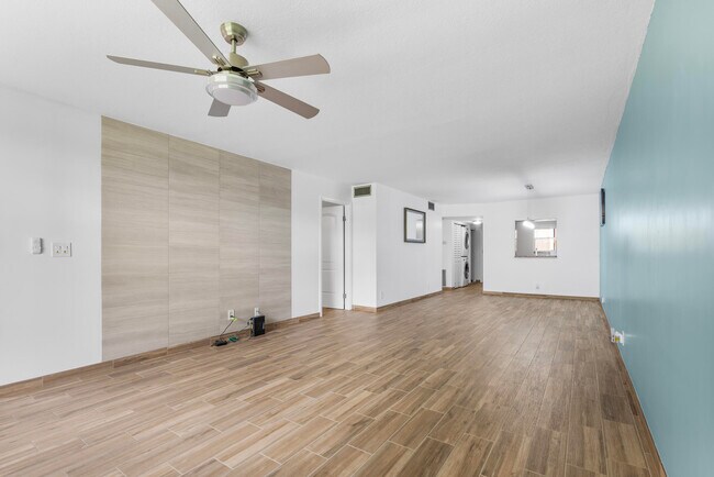 Building Photo - 2865 SW 22nd Ave