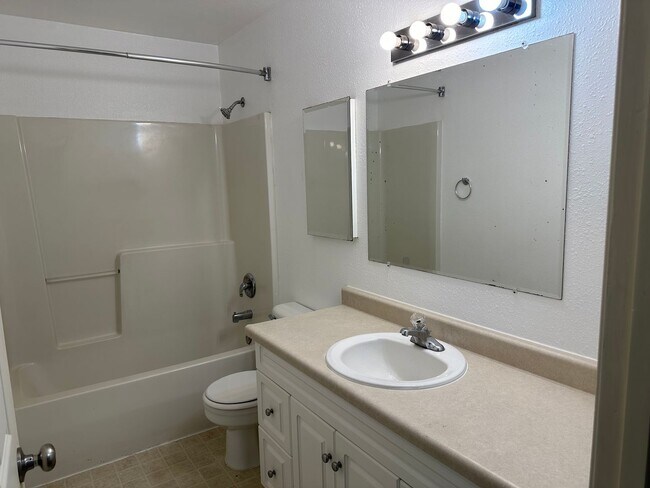 Building Photo - Updated 2 bedroom, 1 bath house in Springfield!