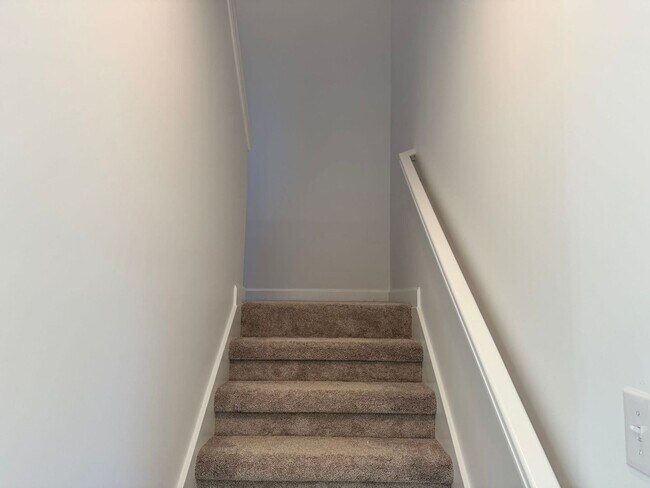 Building Photo - Brand new luxury townhome on the eastside....