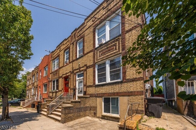 Building Photo - 129 W 15th St