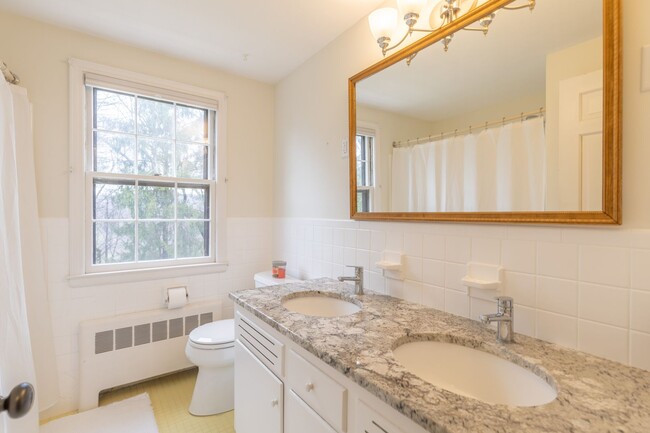 Building Photo - Bright and Beautiful 4 Bedroom Colonial