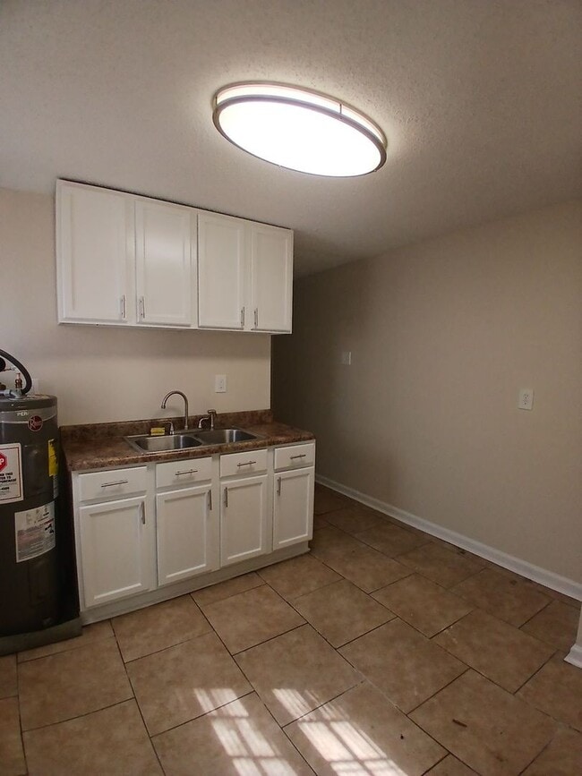 Building Photo - Newly Renovated 2 bedrrrom 1 bath duplex