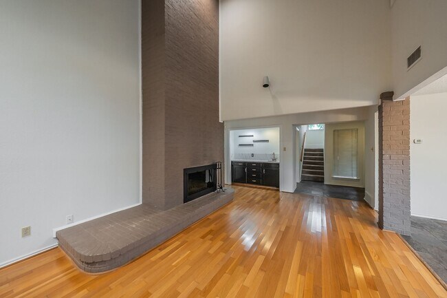 Building Photo - Amazing Townhome