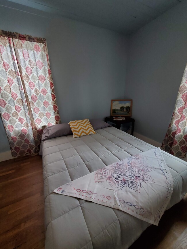 Bedroom 2 with queen bed - 1621 6th St