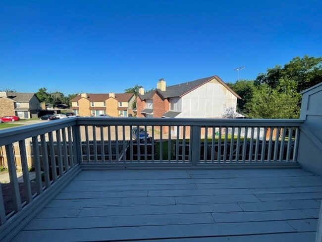 Building Photo - 221 Meadow Ct