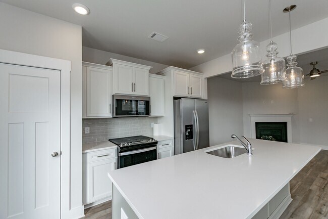 Building Photo - Monte Vista Townhomes