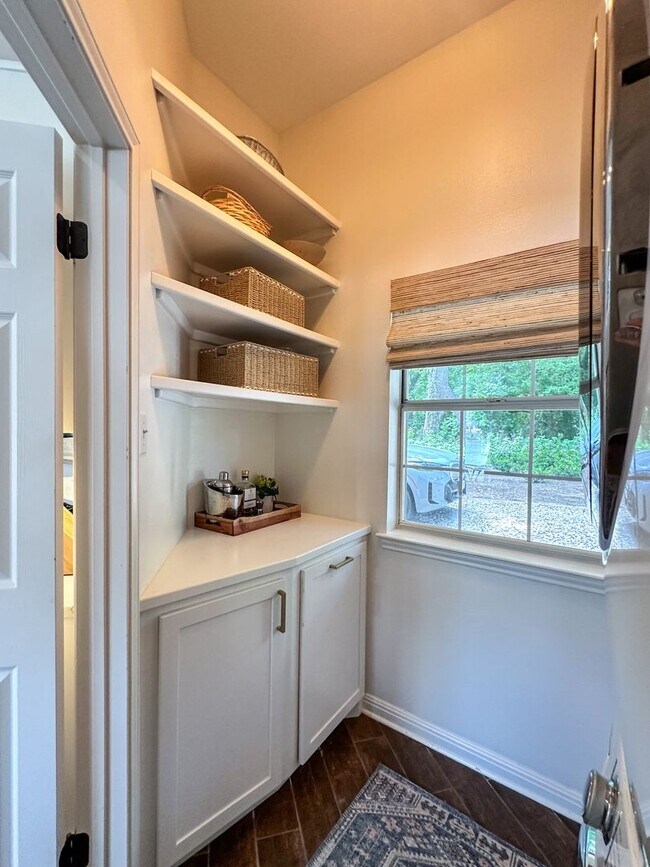 Building Photo - *** Lake Austin House * Waterfront * Lush 2 Acre Yard w/ Boat Dock * Pet Friendly * Fully Furnish...