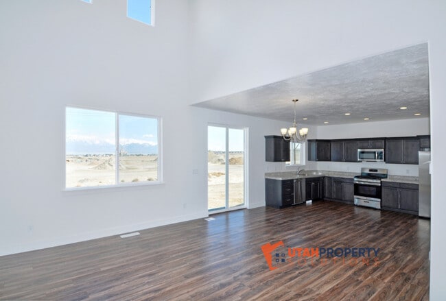 Building Photo - 7042 N Brook Ridge