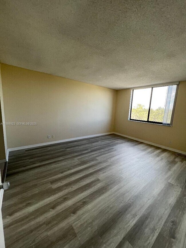 Building Photo - 901 Hillcrest Dr