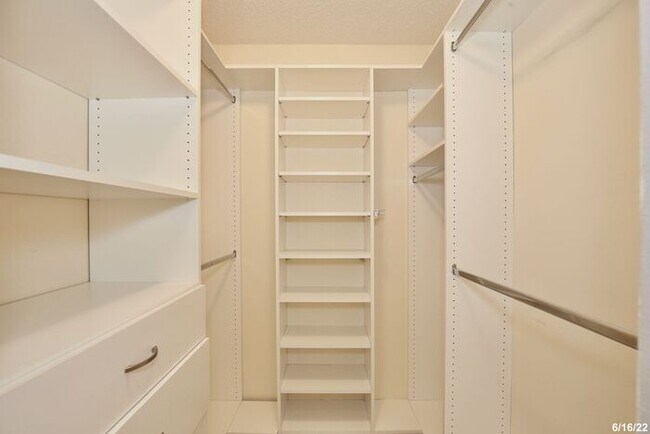 Building Photo - Cozy 3/2 Split Floorplan Home with a Spaci...