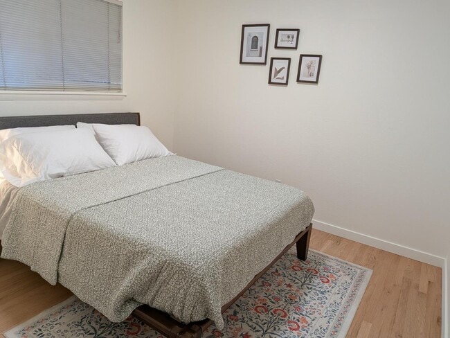 Building Photo - 425 Manhattan Dr