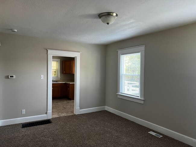 Building Photo - One Level House With Back Deck off Campbell Avenue