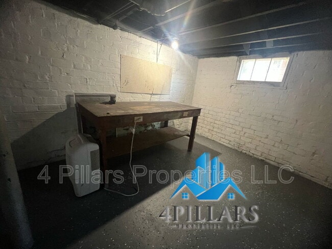 Building Photo - 106 Belden St