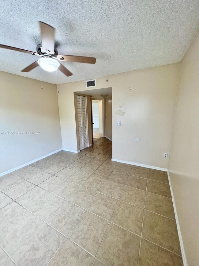 Building Photo - 400 Crestwood Ct N