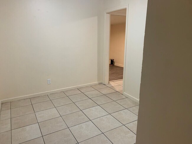 Building Photo - 2 bedroom house in Midtown accross the street from Denton Park!