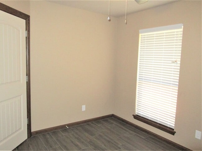 Building Photo - Like New!  3 bedroom 2 bath 2 car garage!