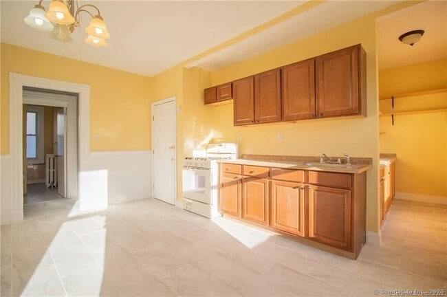 Building Photo - 565 Orchard St