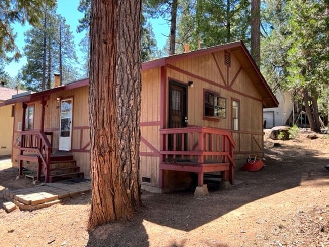 Building Photo - "L" Street in Sugar Pine