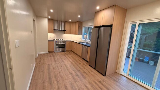 Building Photo - 3Bed/2.5Ba Tri-Level Home with Views, Solar, and Private Yard – Glen Park