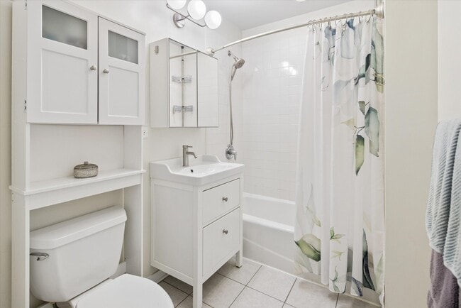 Building Photo - 3741 N Wolcott Ave