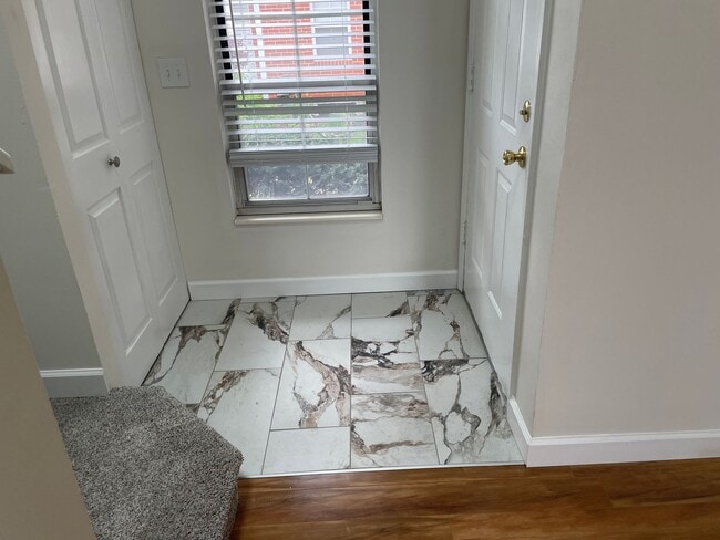 Building Photo - Beautiful 2 Bed, 1.5 Bath Townhome on the Edge of the Desirable Hill Neighborhood Available for Rent