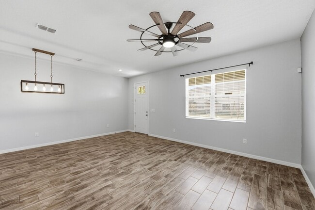 Building Photo - 3 Bedroom Resort Style Living in Gated Community