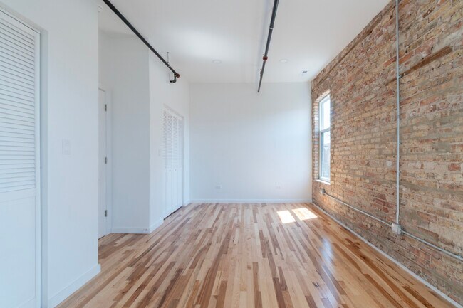Building Photo - 2202 Lombard Ave