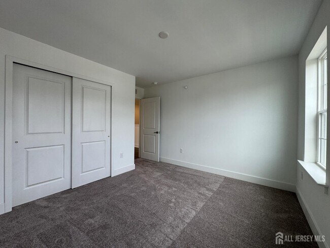 Building Photo - 71 Eastwood Ter