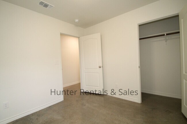 Building Photo - North Killeen 3-Bed Duplex with Modern Tou...