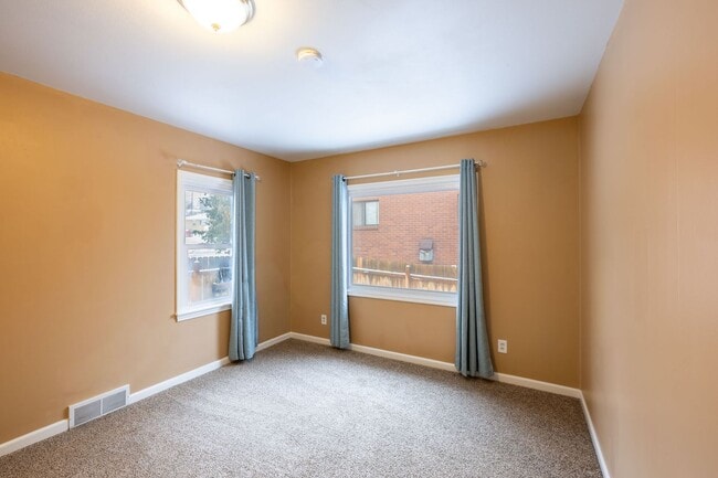 Building Photo - R134IC