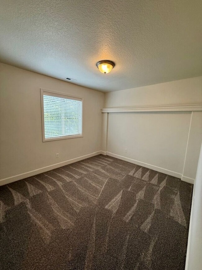 Building Photo - Beautifully renovated in NW Bend!  A/C!