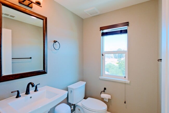 Building Photo - Beautiful end unit 4 bedroom condo in Dublin