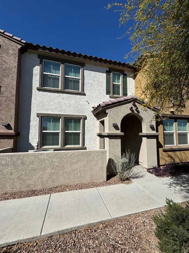 Building Photo - Beautiful newer townhome located in Tempe