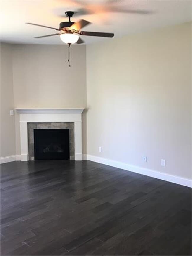 Building Photo - 3-bedroom Townhome Available for July!