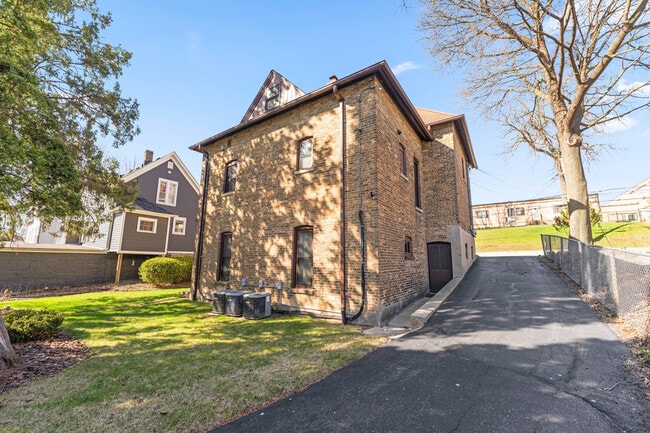 Building Photo - 113 Elm St