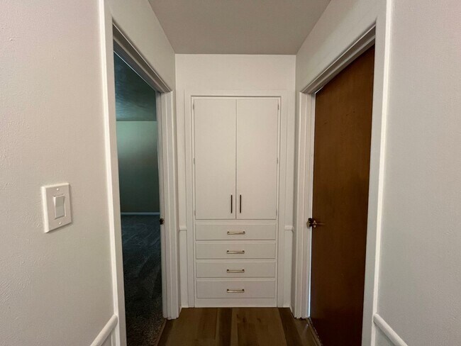 Building Photo - $200 off First Month! Large, Beautiful 3/2...