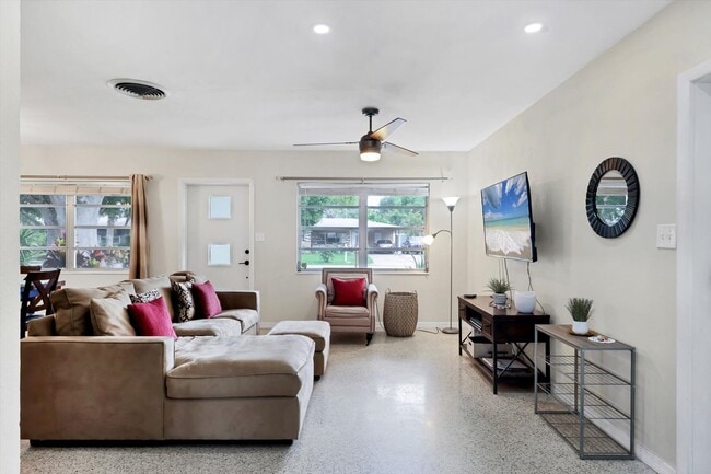 Building Photo - Charming 3 Bed/2 Bath + Den Home in Ringling Park – Minutes to Downtown Sarasota!