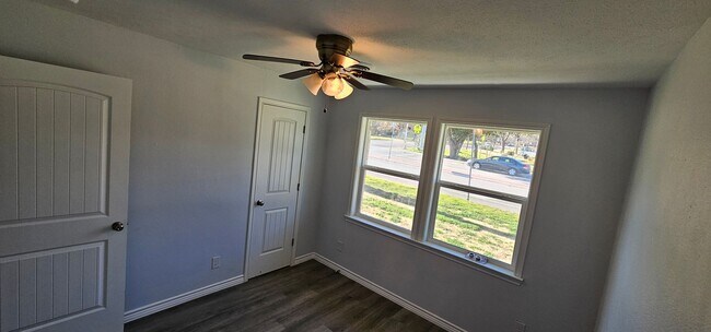 Building Photo - 1401 E Sherman Dr