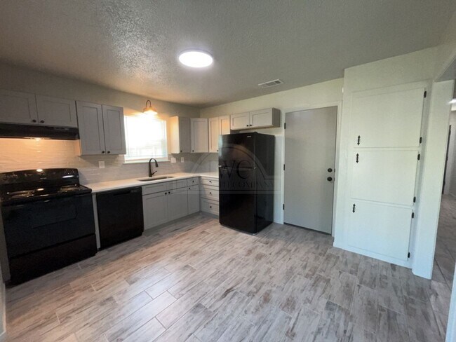 Building Photo - 1801 Hammond Dr