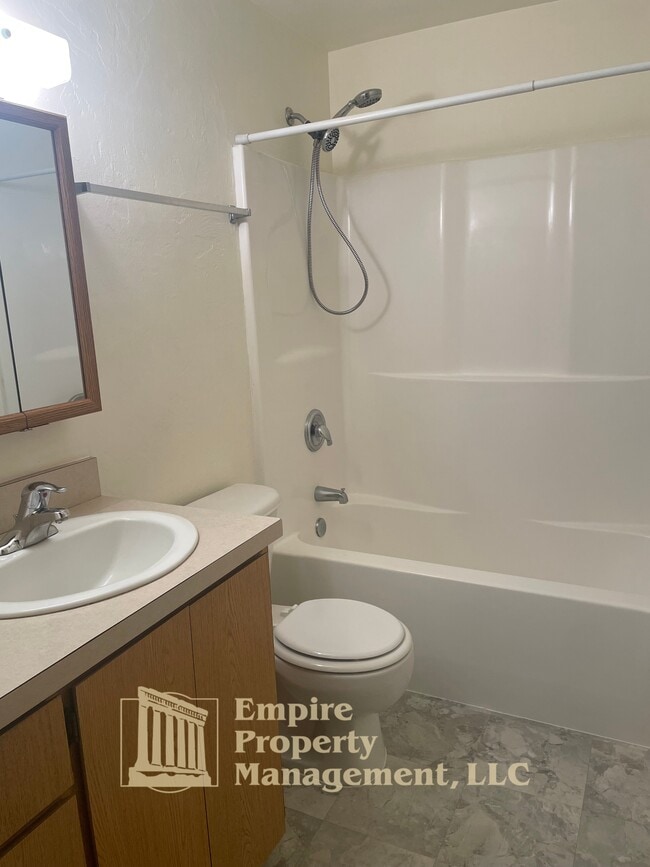 Building Photo - 355 Maple St