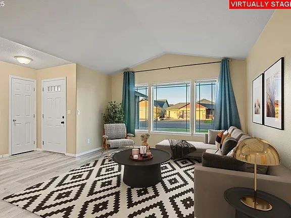 Building Photo - "Charming 3-Bed Oasis in Monmouth with Cozy Fireplace & Stylish Furnishings!"