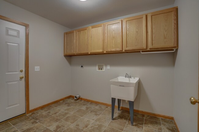 Building Photo - 4544 Windsor Rd